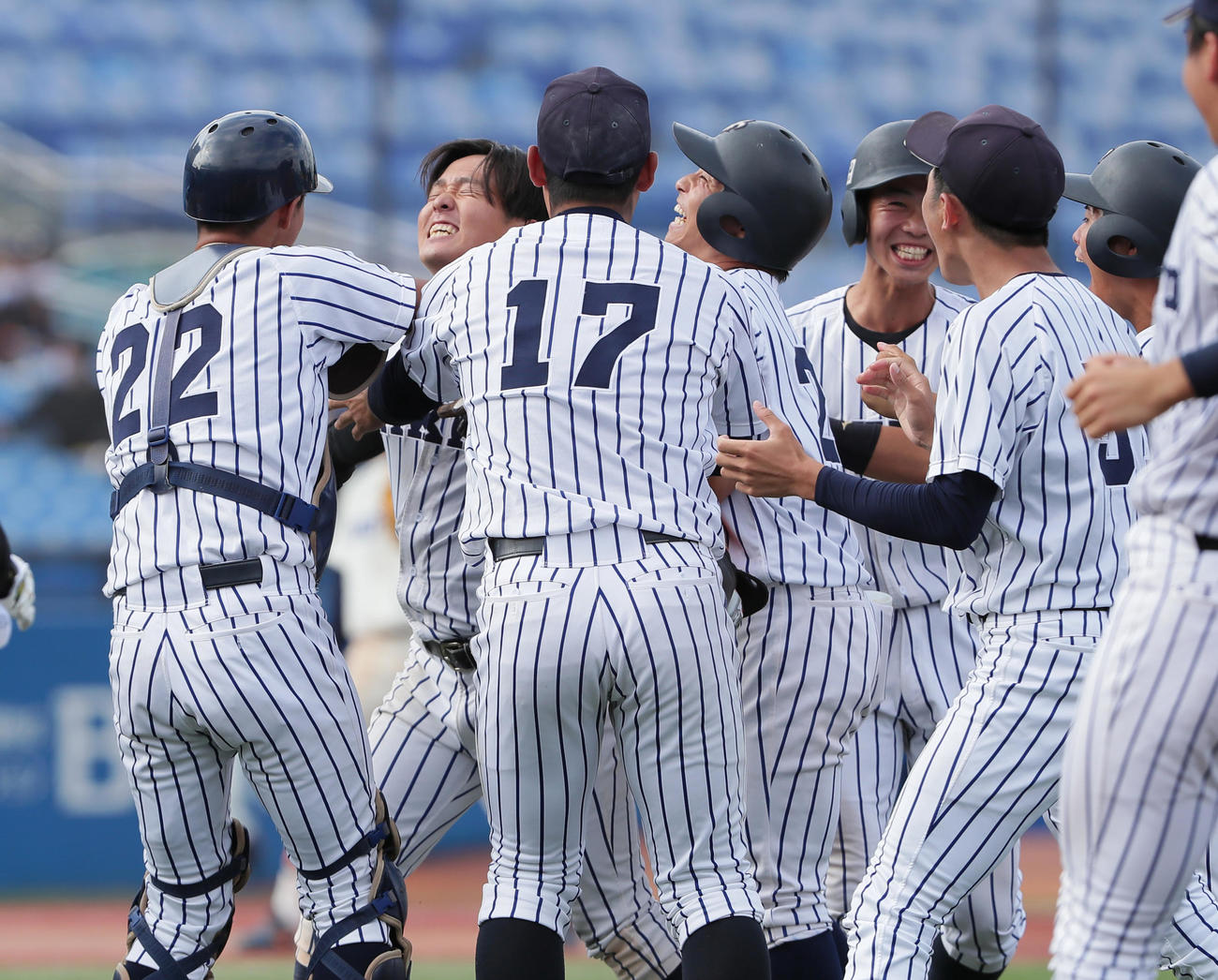 法大対立大　10回裏立大1死満塁、吉岡（左から2人目）はサヨナラ右前適時打を放ち抱き合い喜ぶ（撮影・足立雅史）