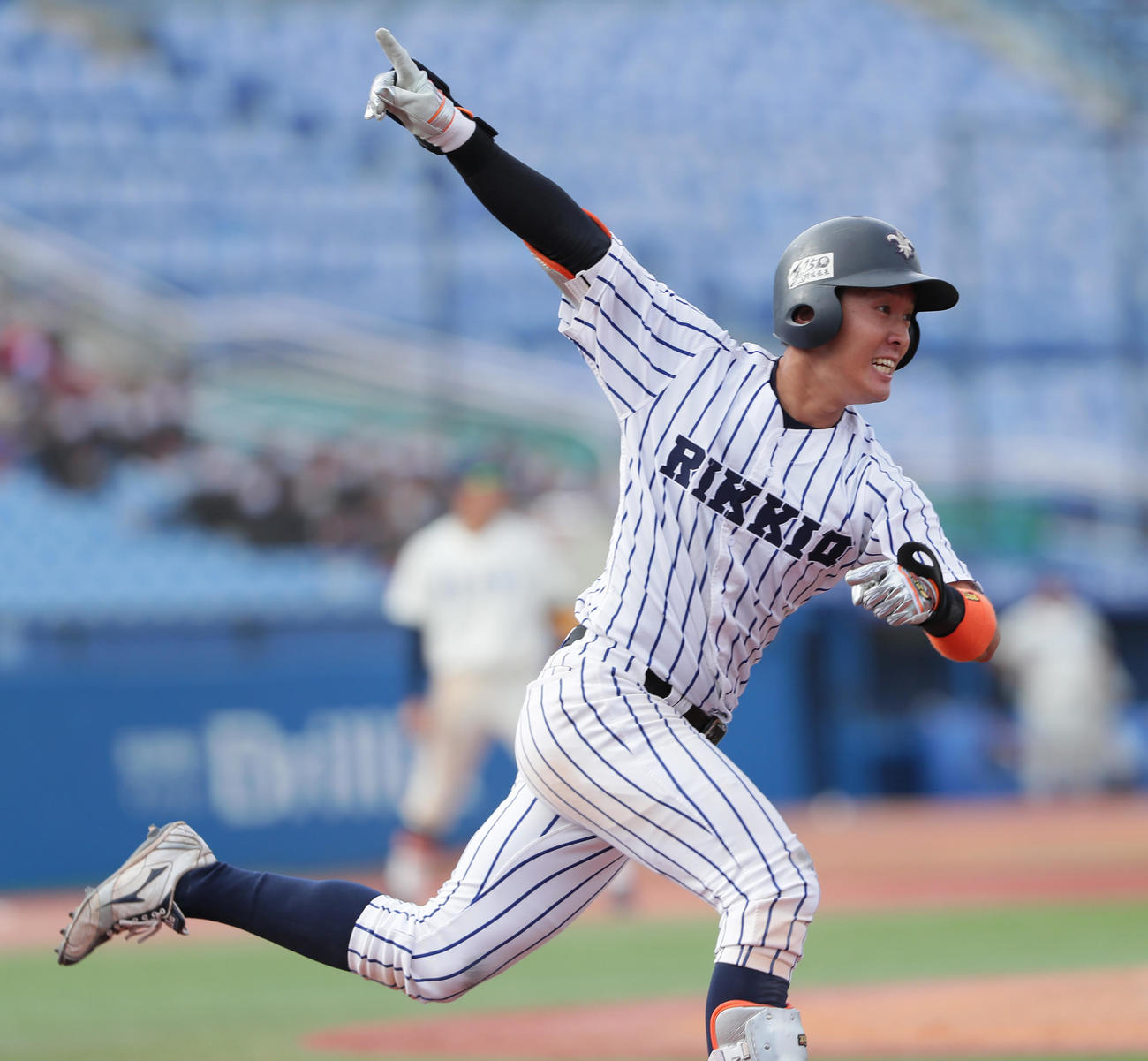 法大対立大　10回裏立大1死満塁、吉岡はサヨナラ右前適時打を放ちポーズを決める（撮影・足立雅史）