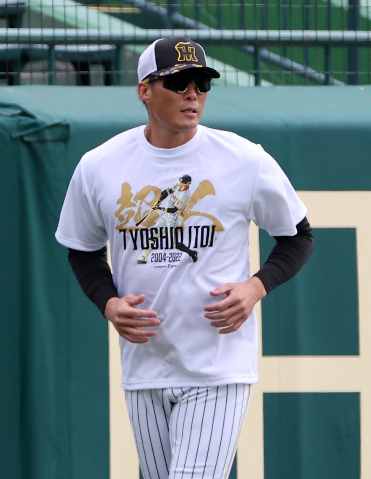 記念Tシャツを着てランニングをする糸井（撮影・上田博志）