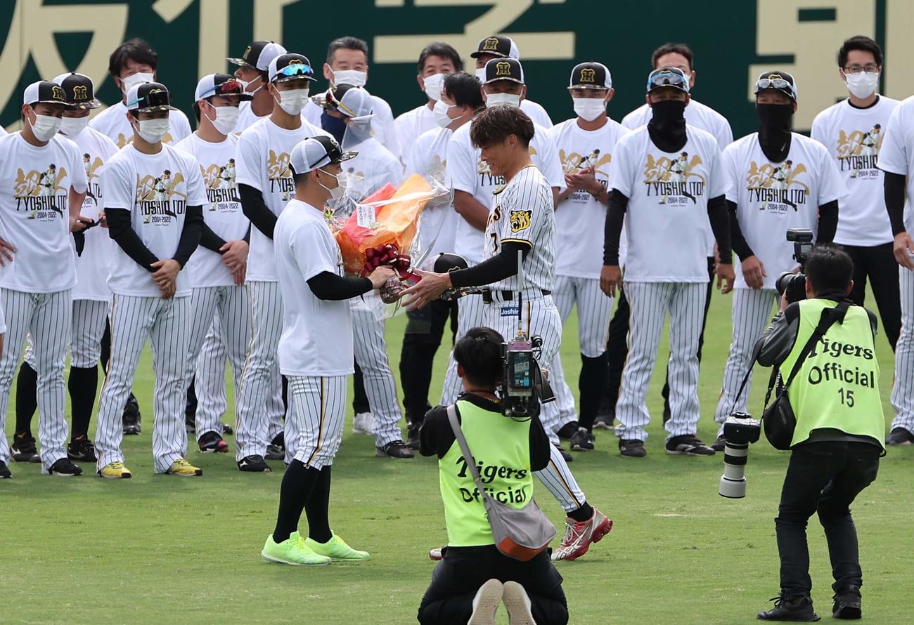 引退する糸井（中央右）は糸原から花束を受け取る（撮影・上田博志）