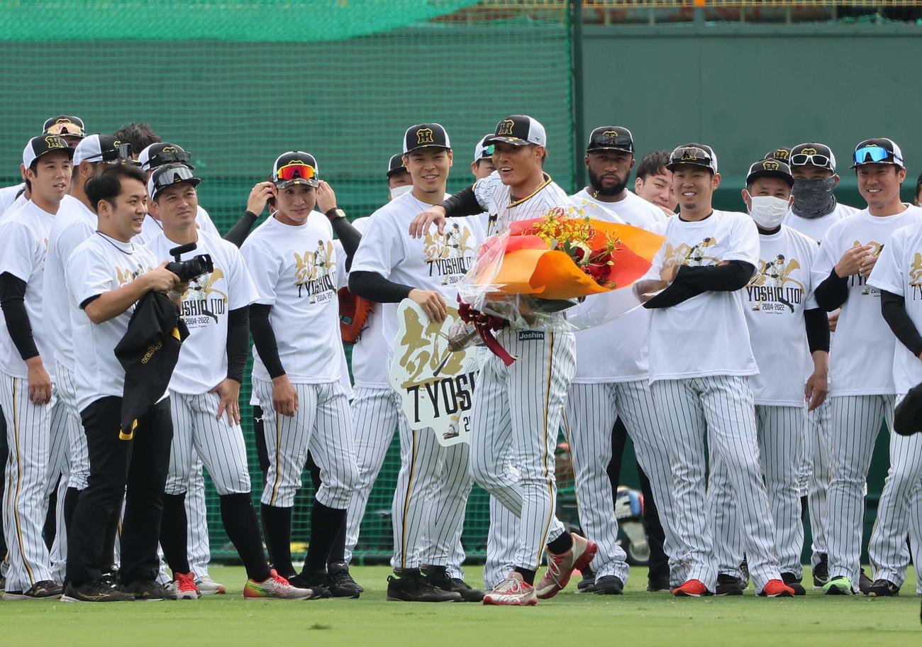 花束を受け取った糸井は腕をグルグル回してやる気を見せる（撮影・上田博志）