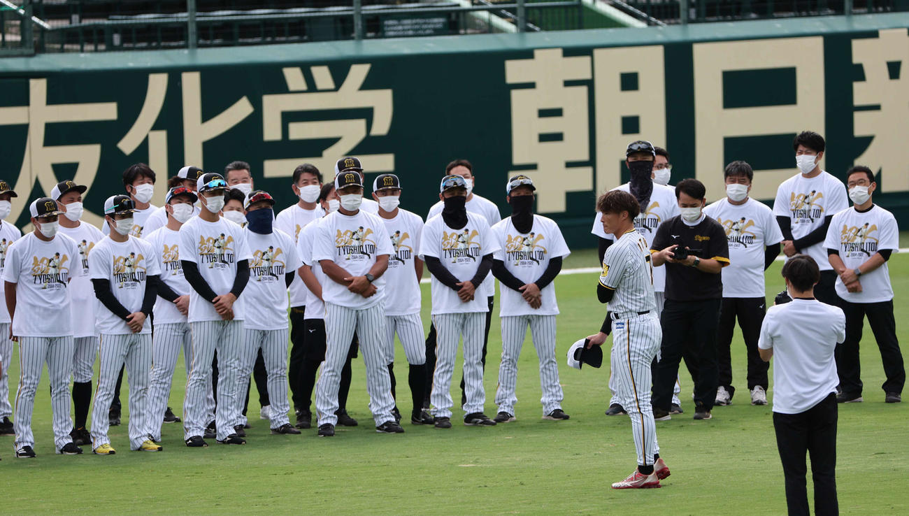 引退する糸井嘉男はナインにあいさつをする（撮影・上田博志）
