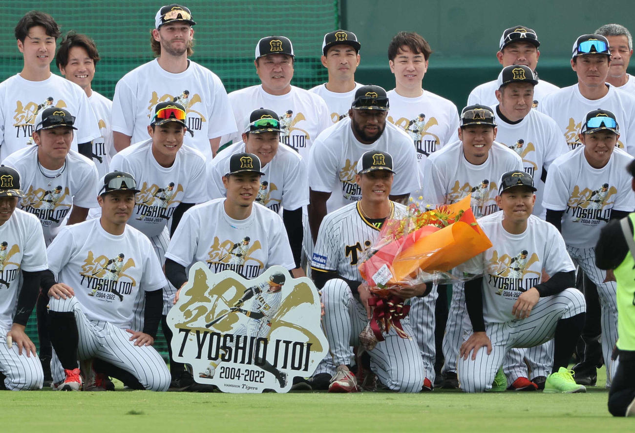 引退する糸井（下段右から2人目）はナインと記念撮影する（撮影・上田博志）