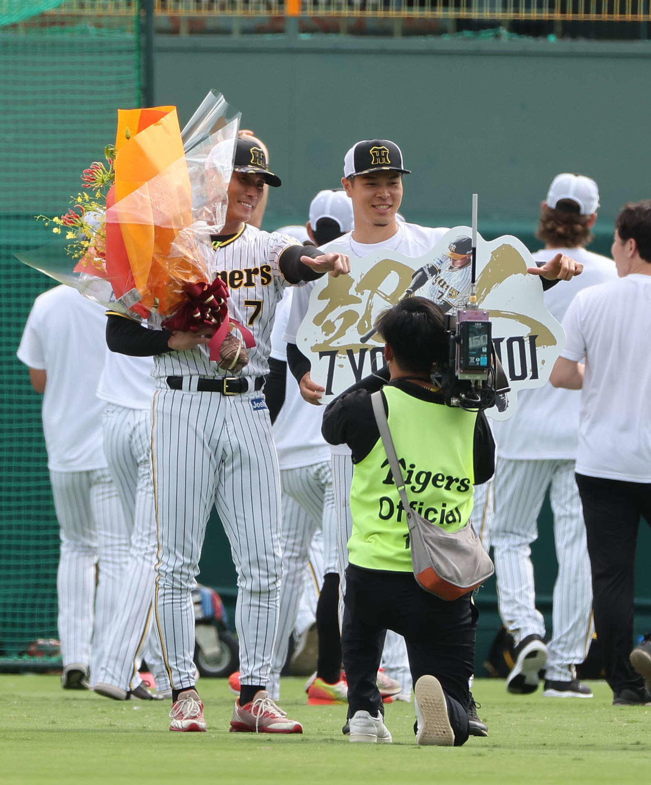 引退する糸井（左）佐藤輝と記念撮影する（撮影・上田博志）