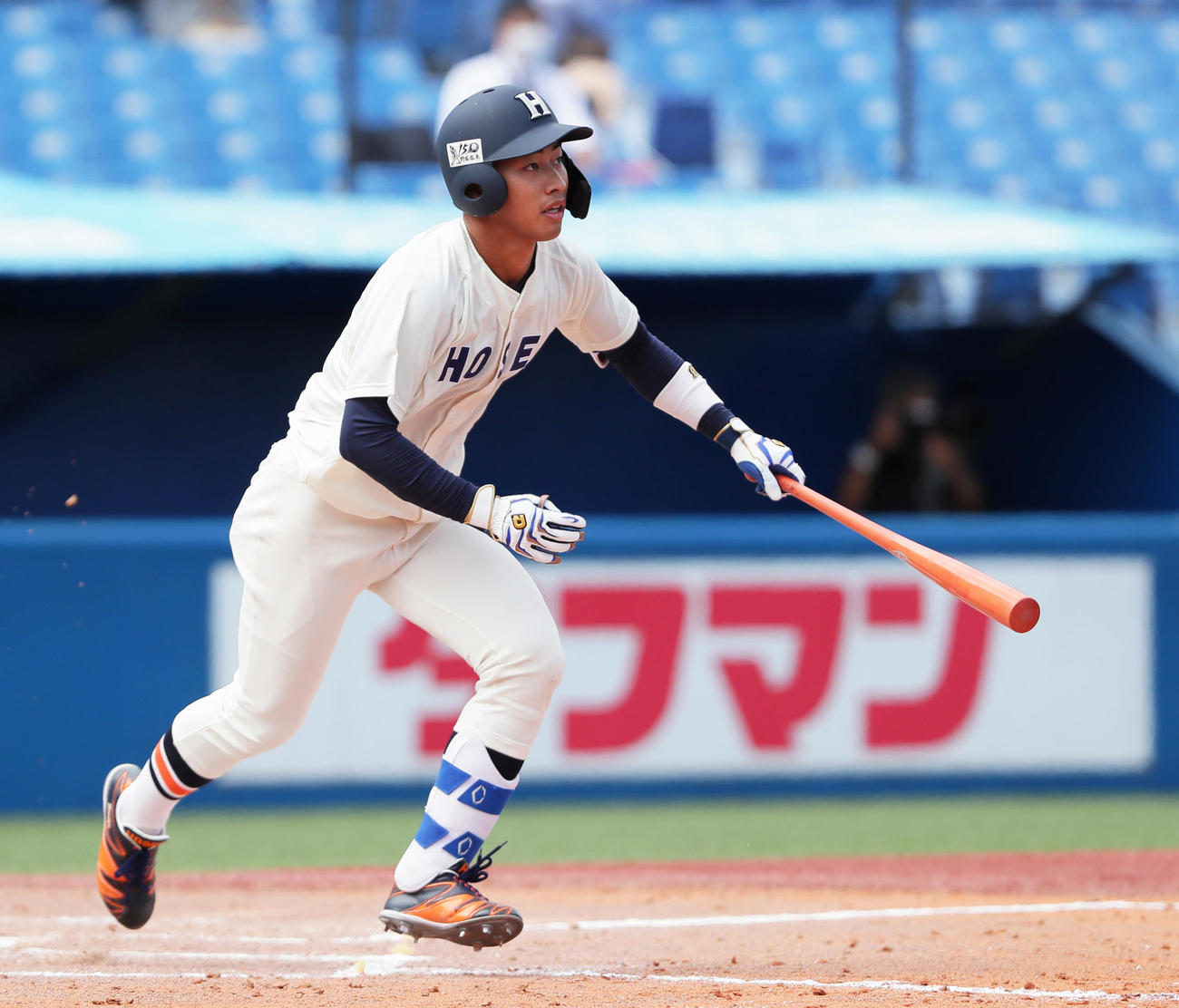 法大対立大　3回表法大2死一、二塁、今泉は右適時二塁打を放つ（撮影・足立雅史）