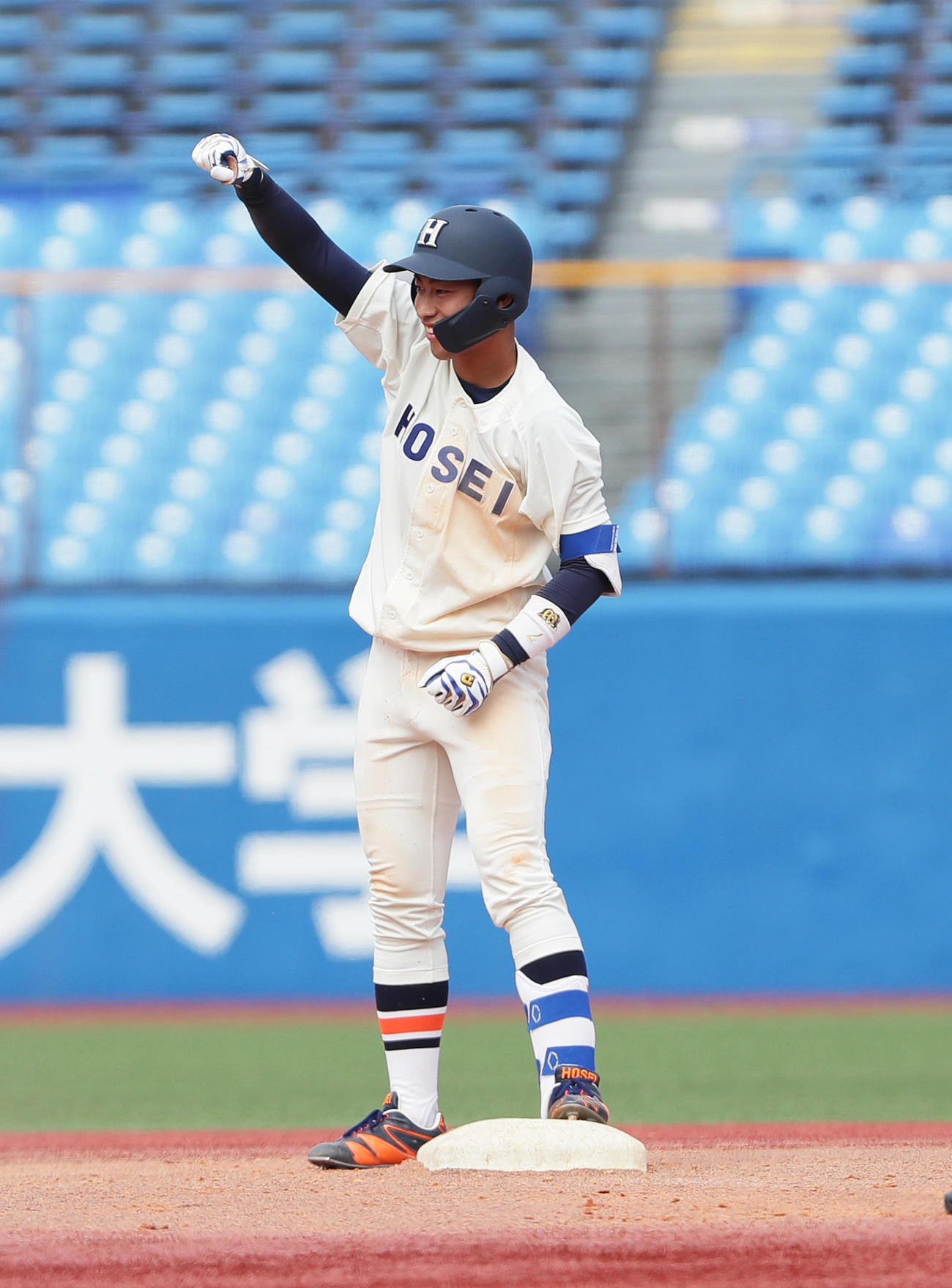 法大対立大　3回表法大2死一、二塁、今泉は右適時二塁打を放ちガッツポーズ（撮影・足立雅史）