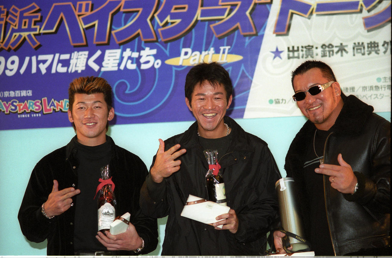 99年12月、イベントで蝶野正洋（右）とポーズをとる三浦大輔（左）と鈴木尚典