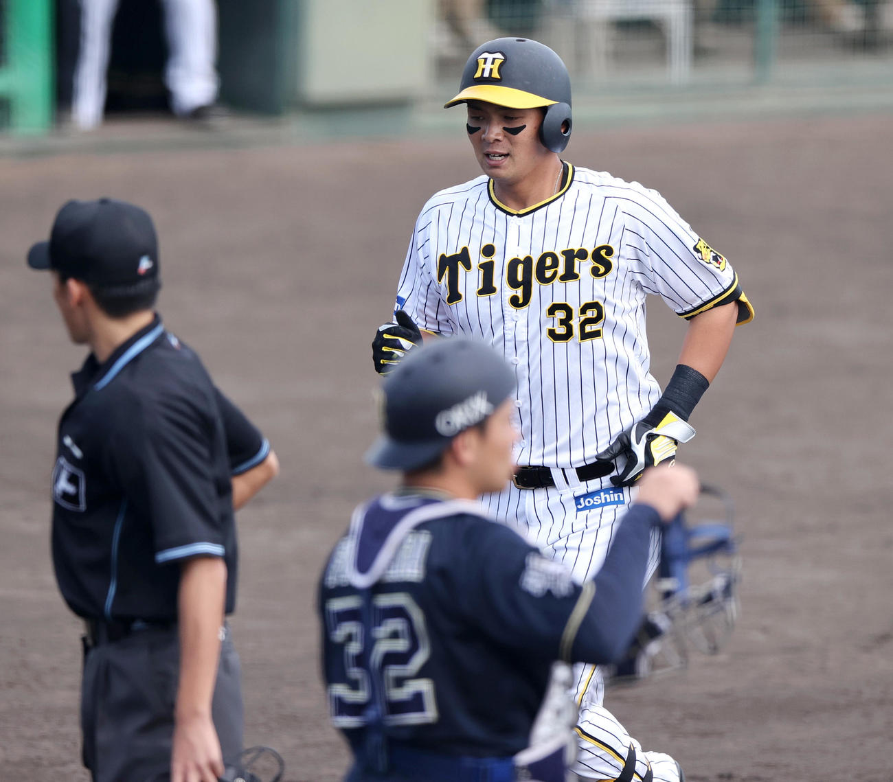 ウエスタン・リーグ阪神対オリックス　7回裏阪神1死、井上広大（右）は左越え本塁打を放ち生還する（撮影・上山淳一）