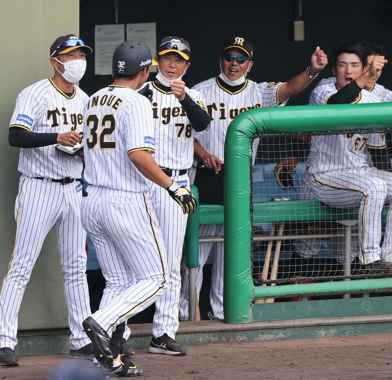 ウエスタン・リーグ阪神対オリックス　7回裏阪神1死、平田2軍監督（左から3人目）は左越え本塁打を放った井上（手前）を出迎える（撮影・上山淳一）