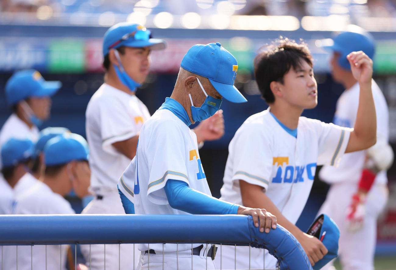 慶大対東大　ベンチでうつむく東大・井手監督（中央）（撮影・足立雅史）