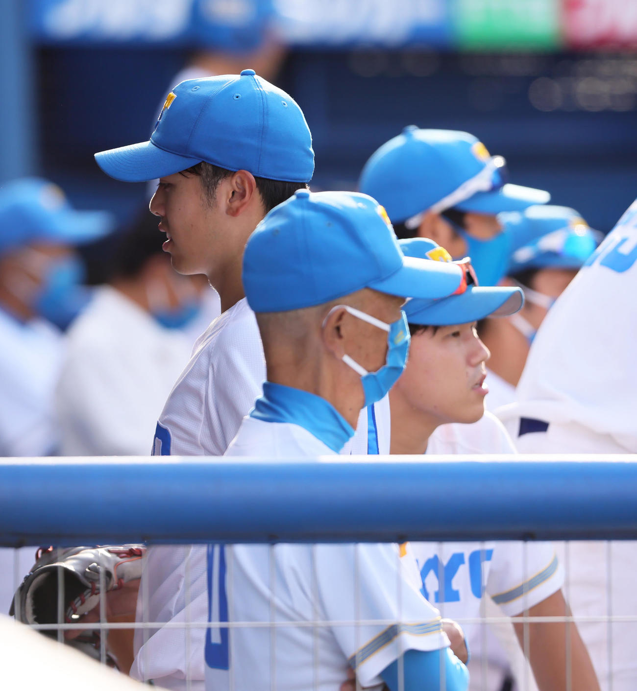 慶大対東大　3回4失点で降板した東大・井沢。手前は井手監督（撮影・足立雅史）