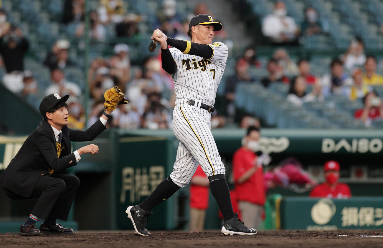 阪神対広島　ファーストピッチセレモニーに代打で打席に入る阪神糸井。左はお笑いコンビ・祇園の桜井健一朗（撮影・前田充）