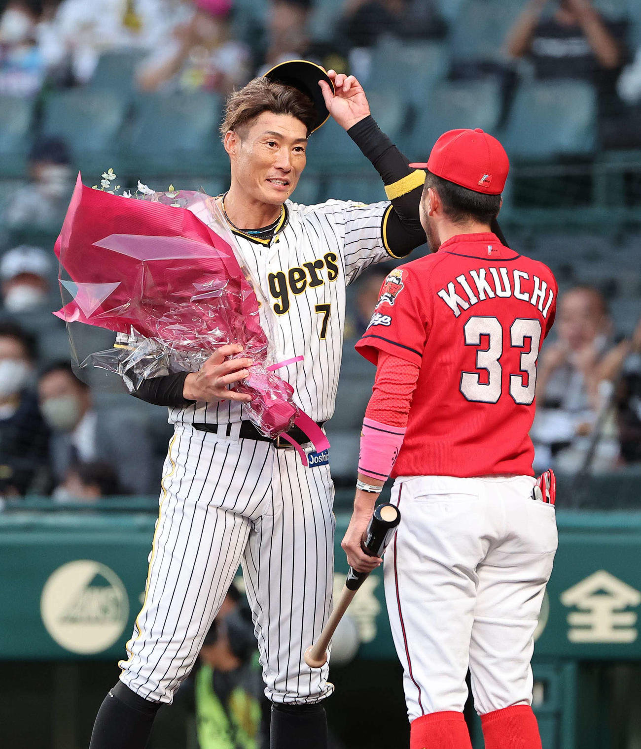 阪神対広島　菊池涼（右）から花束を受け取る糸井（撮影・上田博志）