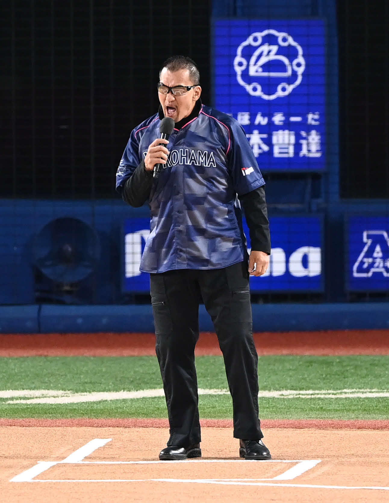 DeNA対巨人　試合前セレモニーでマイクパフォーマンスする蝶野（撮影・山崎安昭）