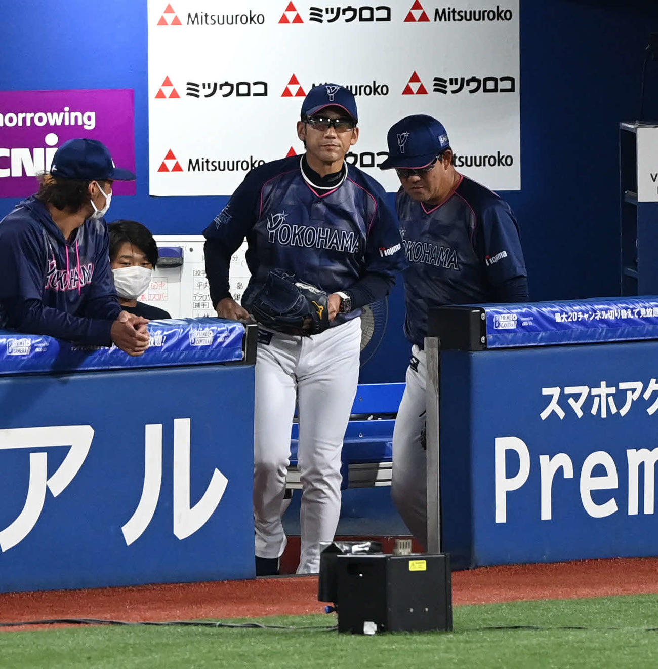 DeNA対巨人　試合前セレモニーでマウンドへ向かうDeNA三浦監督（右から2人目）（撮影・山崎安昭）