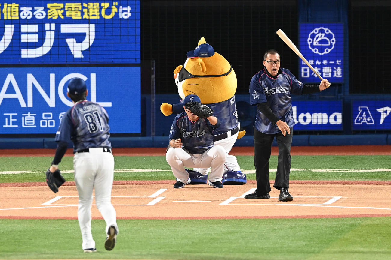 DeNA対巨人　試合前セレモニーで空振りする蝶野（右）。投手DeNA三浦監督（撮影・山崎安昭）