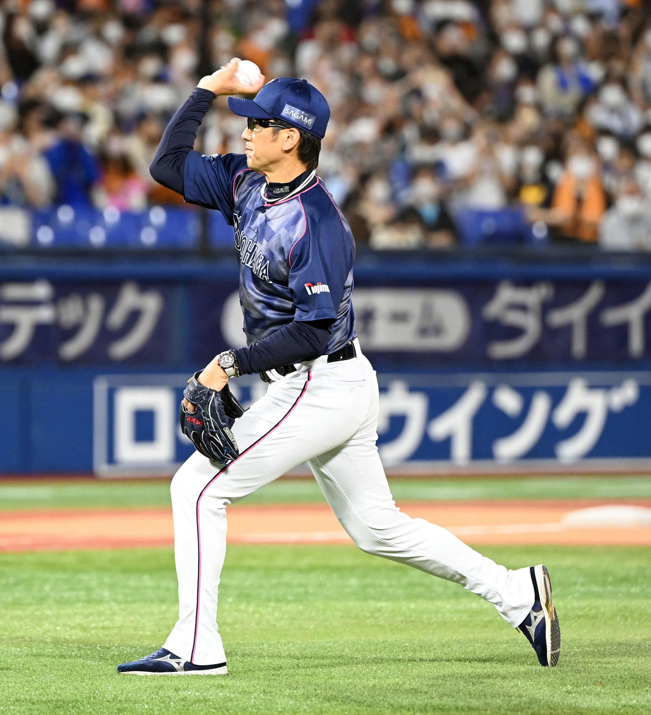 DeNA対巨人　プロレスラーの蝶野との1球対決で投手を務めたDeNA三浦監督（撮影・たえ見朱実）