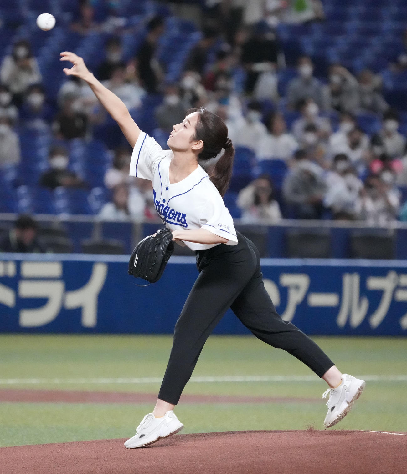 中日対ヤクルト　始球式を行ったメ～テレアナウンサーの島津咲苗（撮影・森本幸一）