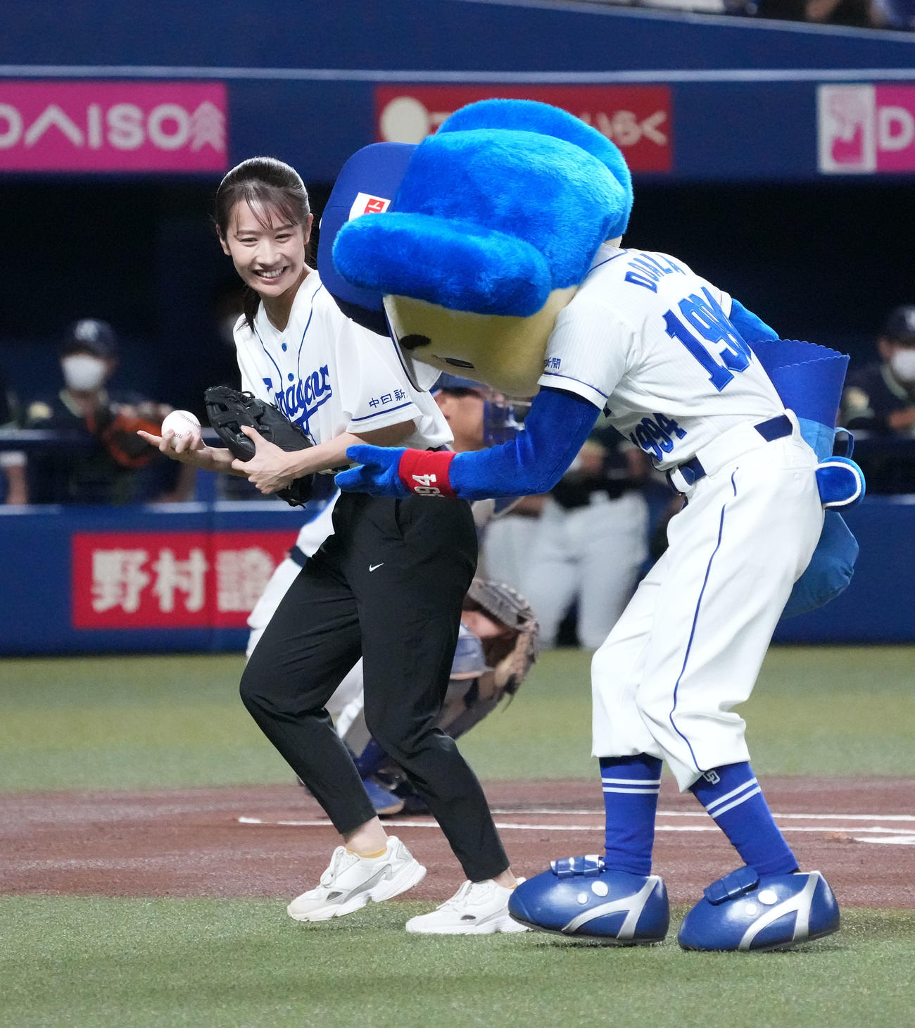 中日対ヤクルト　始球式を行ったメ～テレアナウンサーの島津咲苗（撮影・森本幸一）