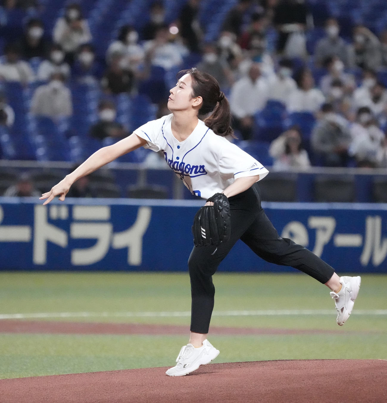 中日対ヤクルト　始球式を行ったメ～テレアナウンサーの島津咲苗（撮影・森本幸一）