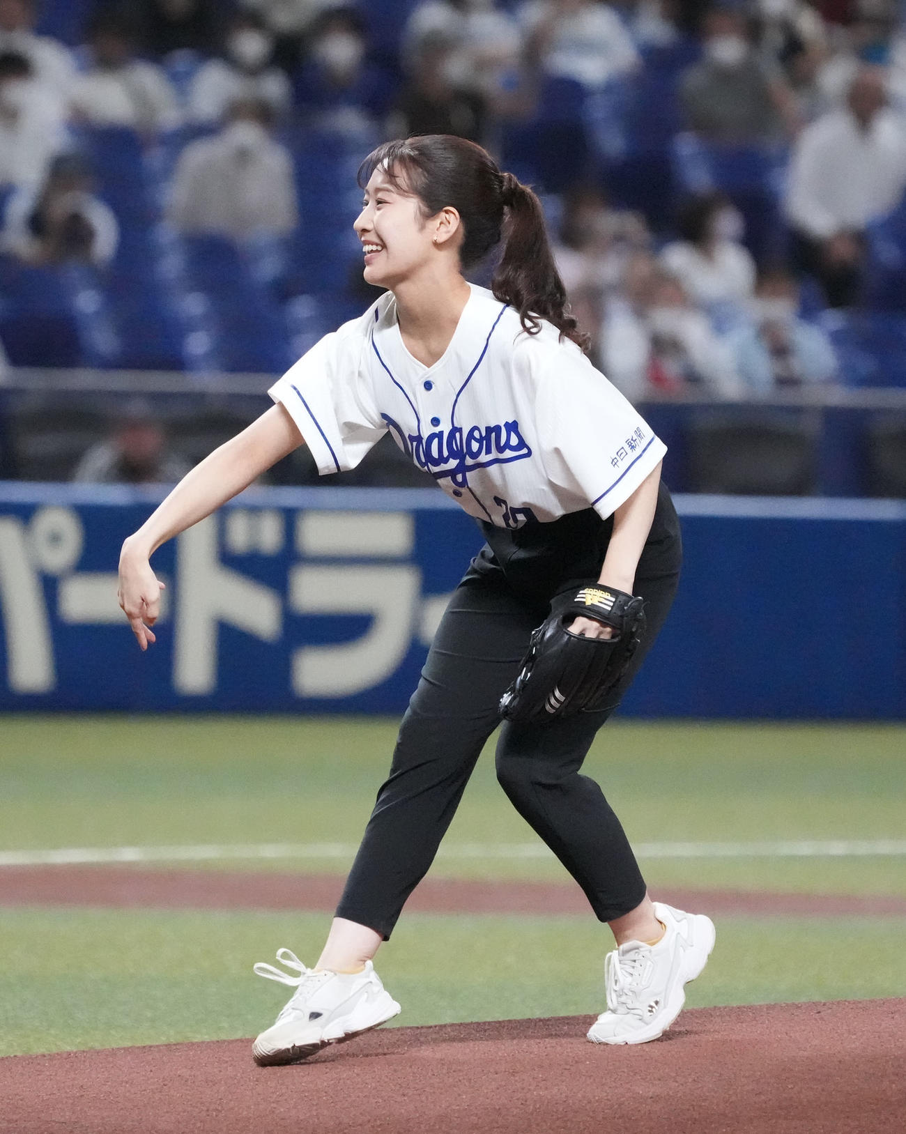 中日対ヤクルト　始球式を行ったメ～テレアナウンサーの島津咲苗（撮影・森本幸一）