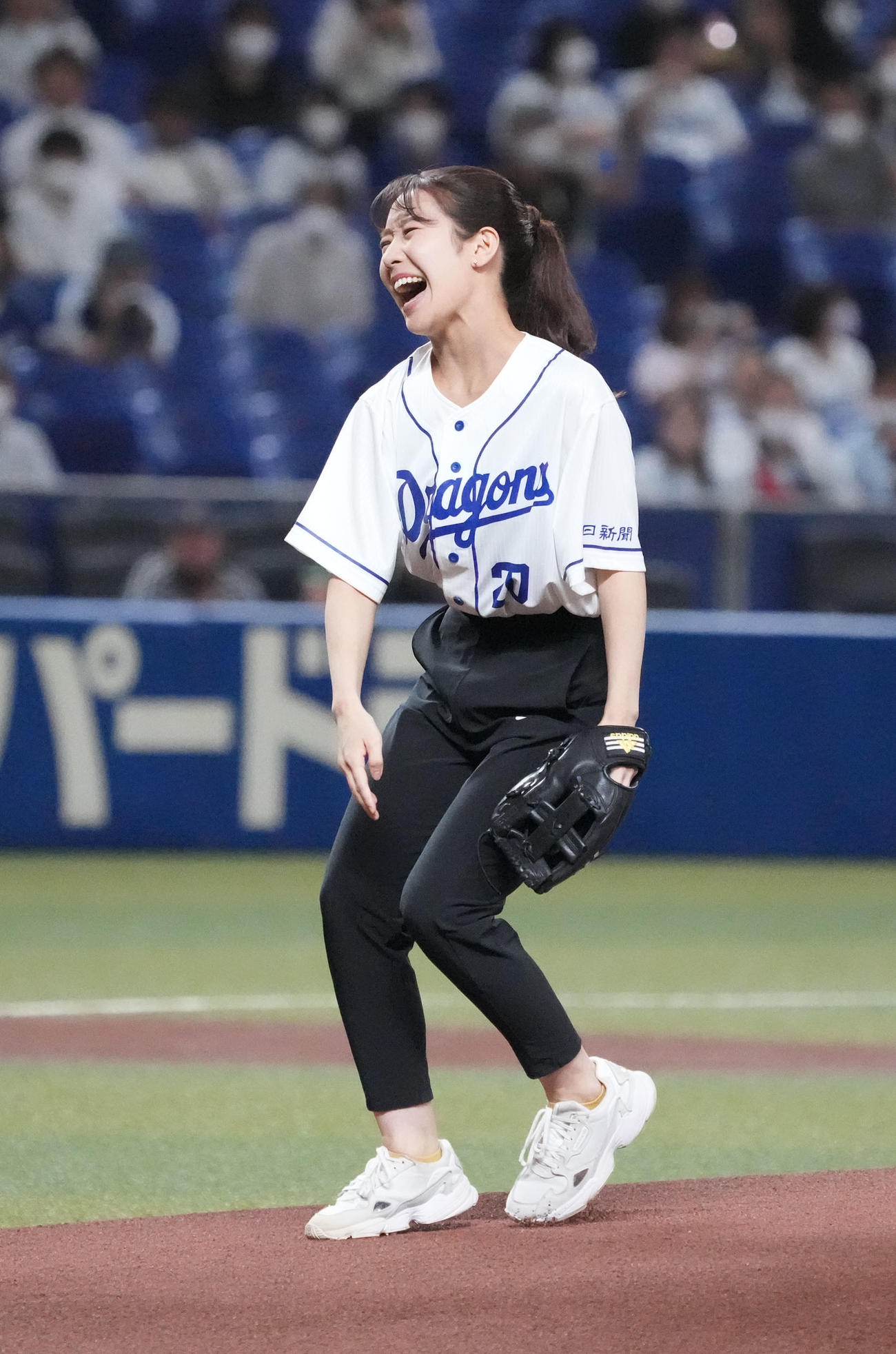 中日対ヤクルト　始球式を行ったメ～テレアナウンサーの島津咲苗（撮影・森本幸一）