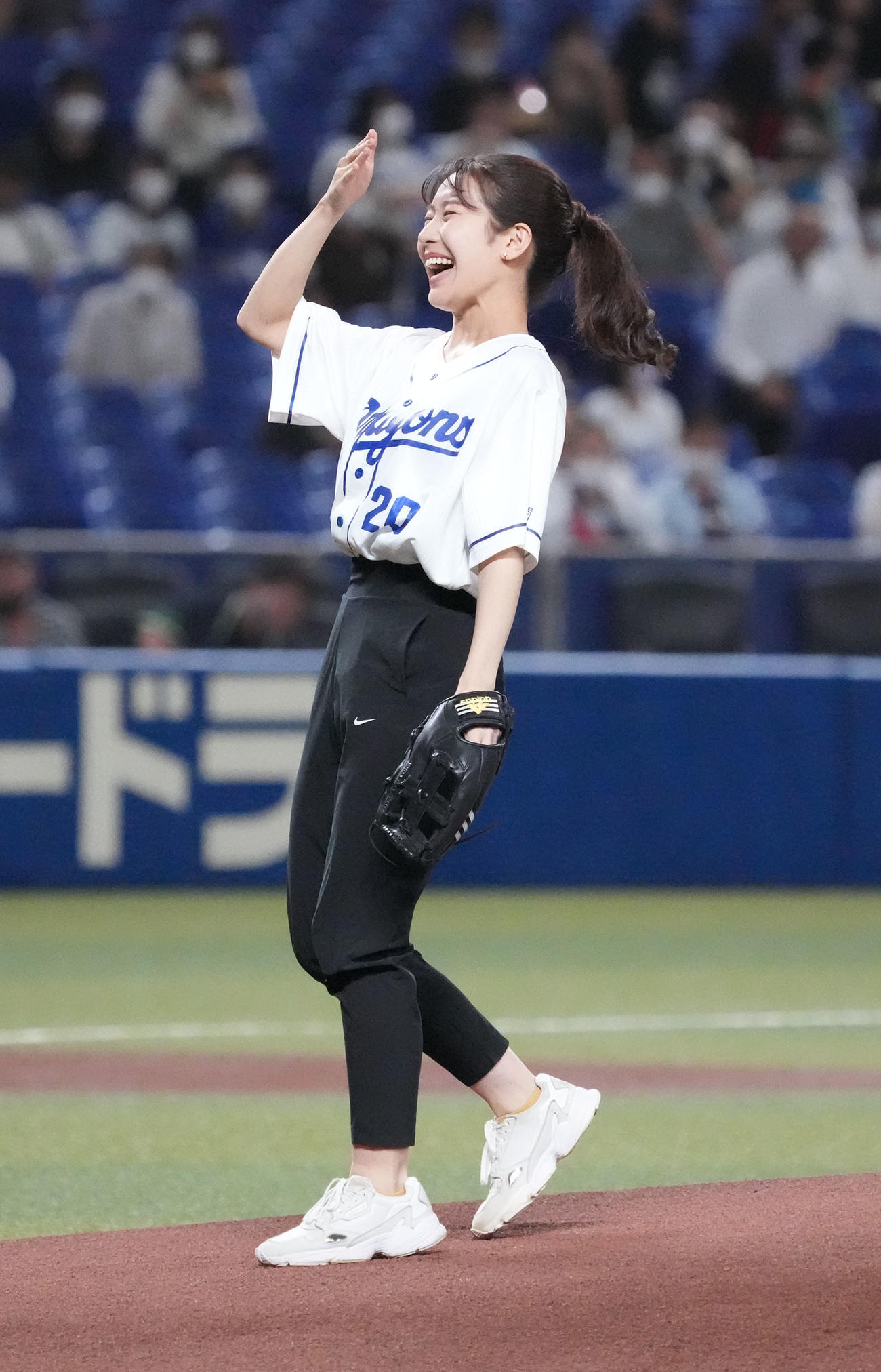 中日対ヤクルト　始球式を行ったメ～テレアナウンサーの島津咲苗（撮影・森本幸一）