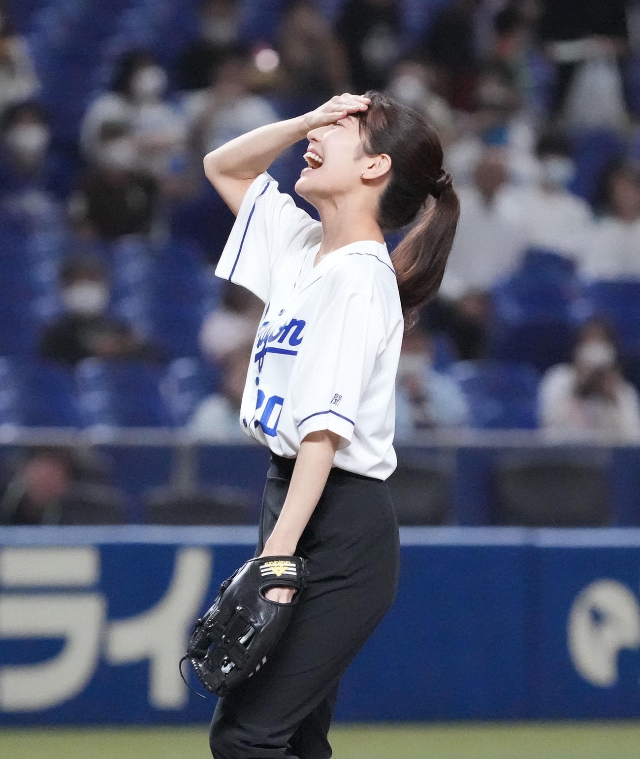 中日対ヤクルト　始球式を行ったメ～テレアナウンサーの島津咲苗（撮影・森本幸一）