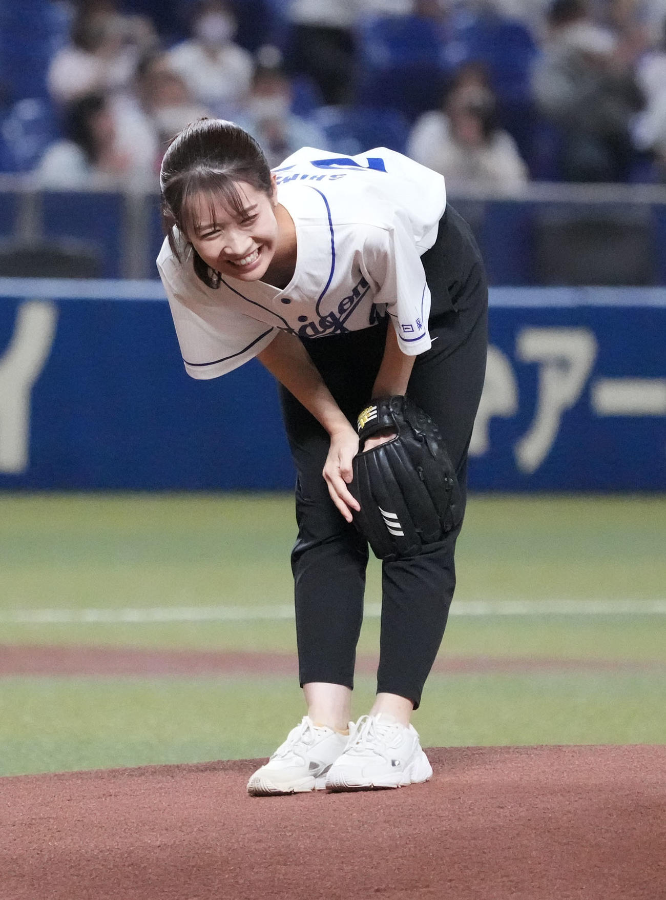 中日対ヤクルト　始球式を行ったメ～テレアナウンサーの島津咲苗（撮影・森本幸一）