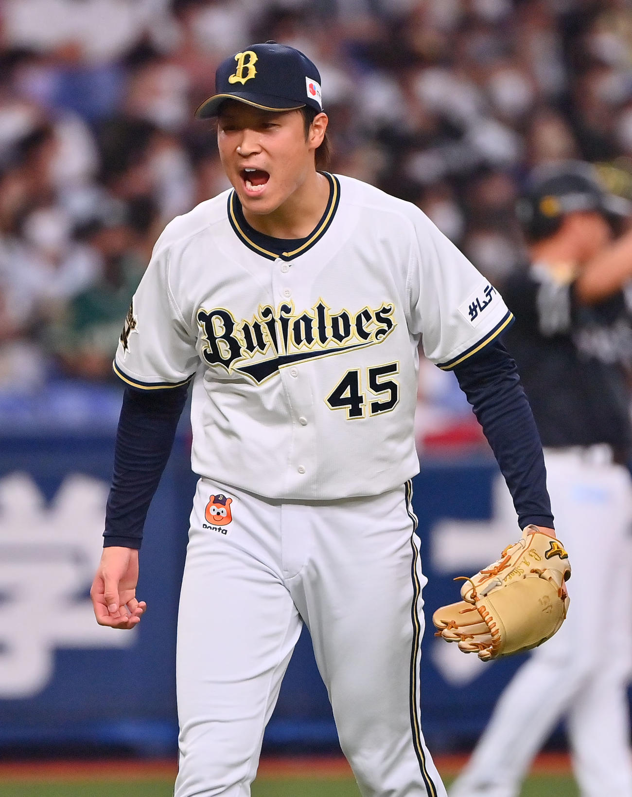 19日、ソフトバンク戦の8回に登板したオリックス阿部は無失点に抑えて雄たけびを上げる