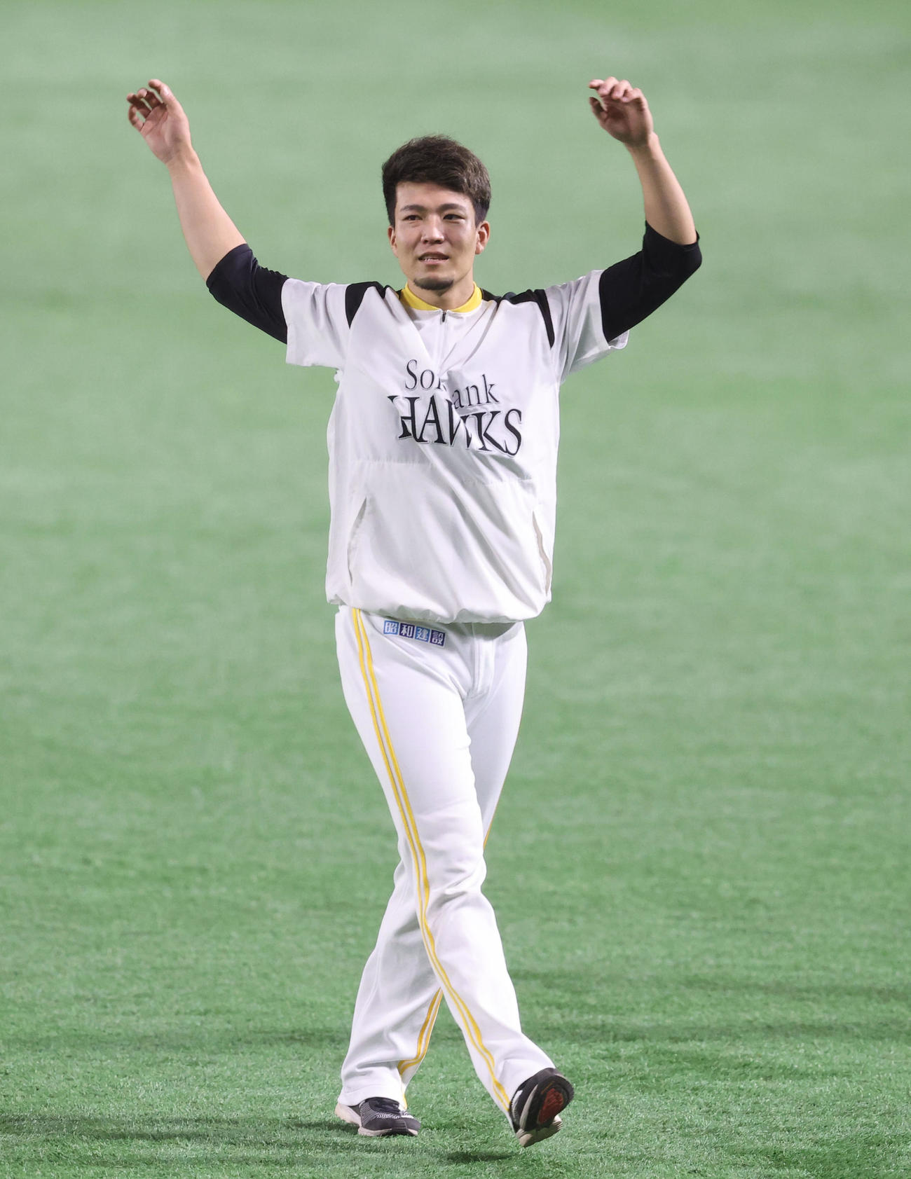 笑顔でウオームアップする千賀（撮影・梅根麻紀）