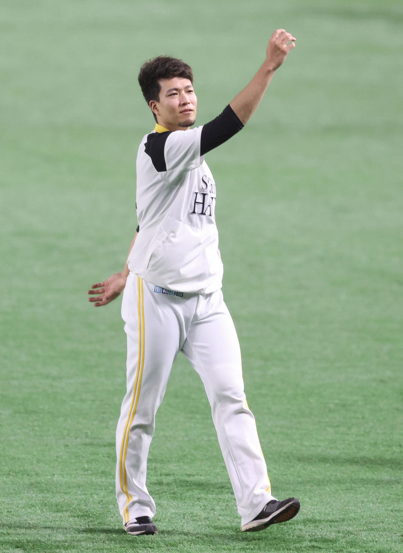 練習前に体をほぐす千賀滉大（撮影・梅根麻紀）