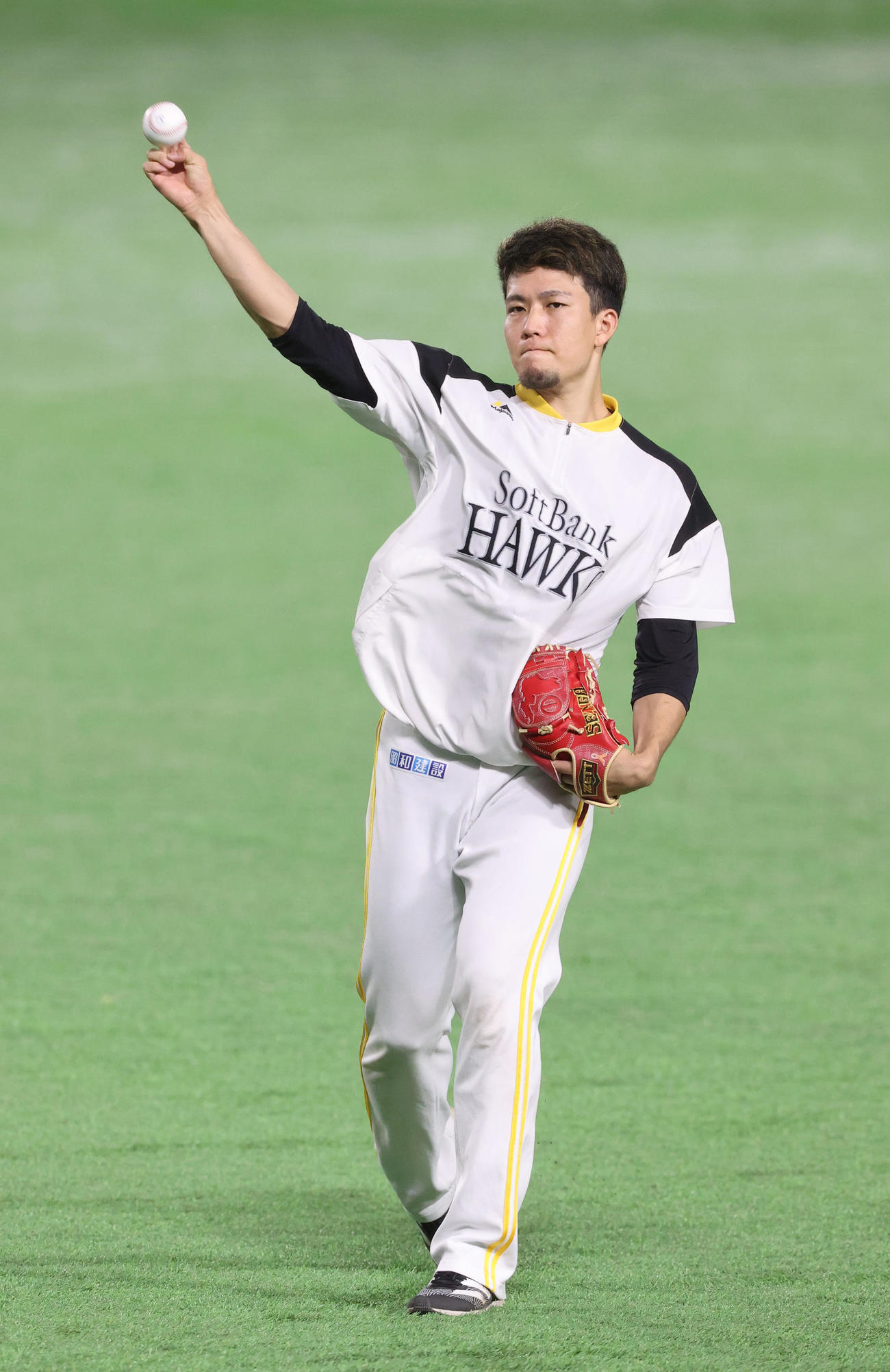 キャッチボールで調整する千賀滉大（撮影・梅根麻紀）