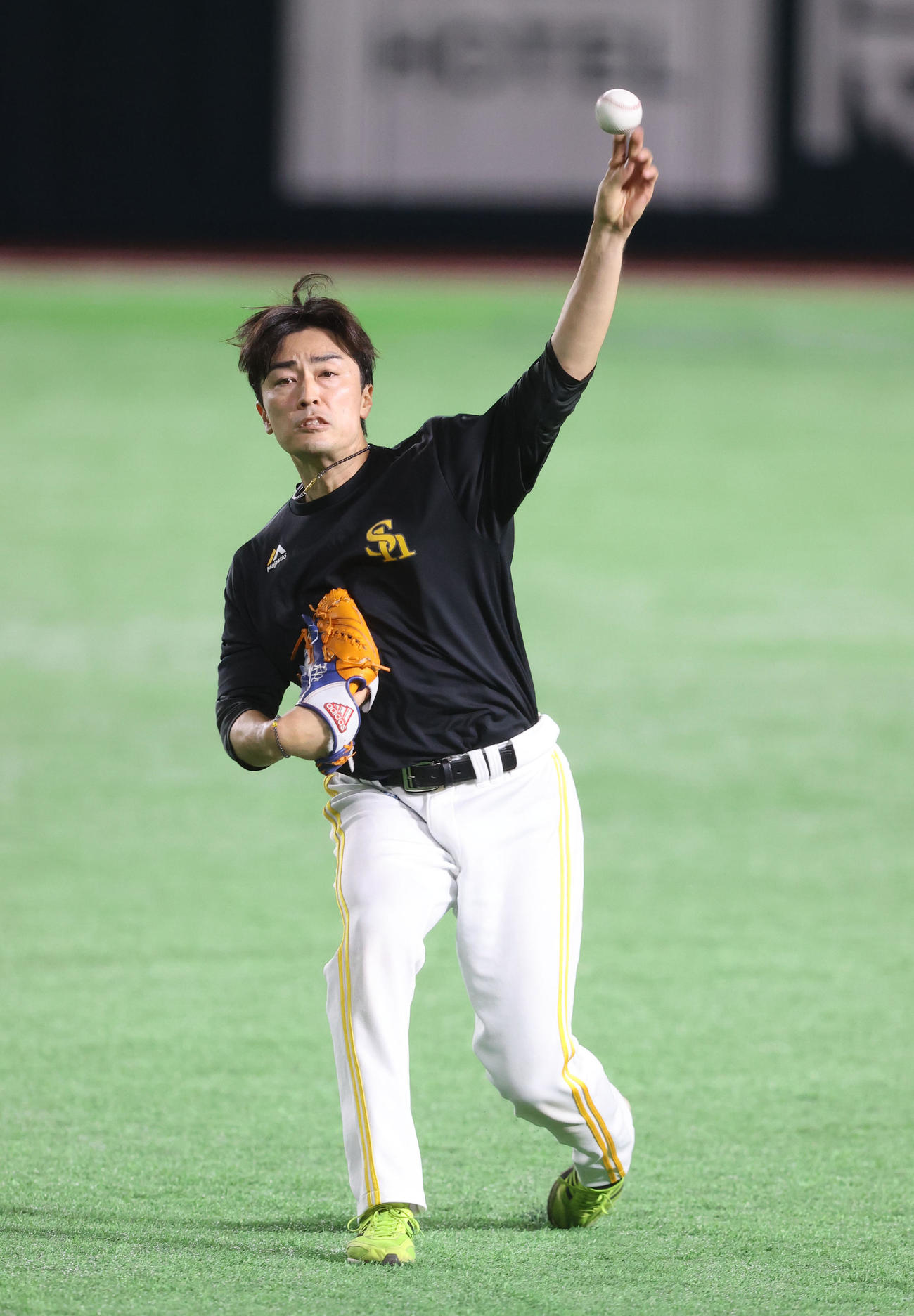 キャッチボールで調整する和田毅（撮影・梅根麻紀）