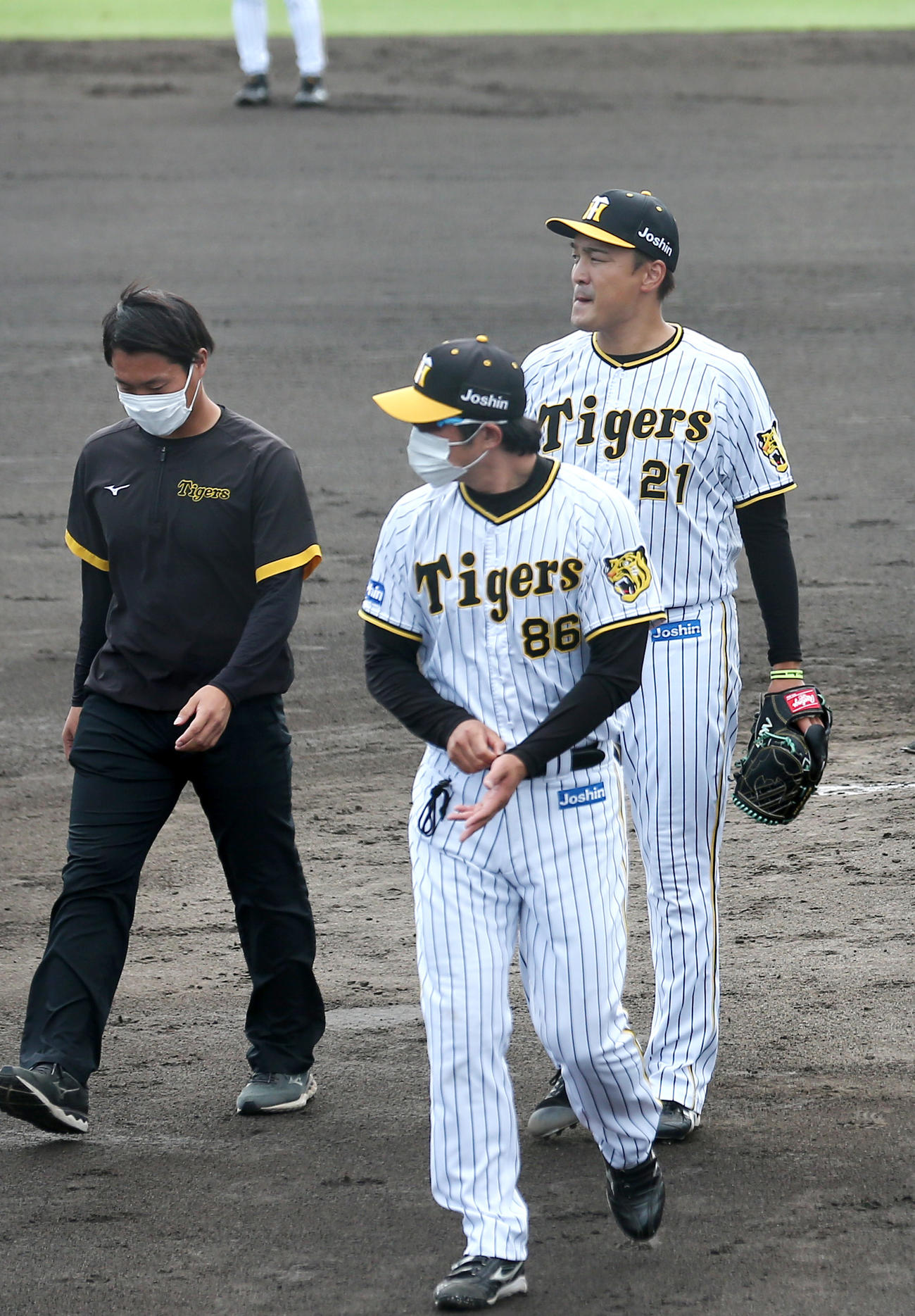 ウエスタン・リーグ阪神対オリックス　6回表、阪神秋山（右）は一度マウンドに上がるが交代となる（撮影・上山淳一）