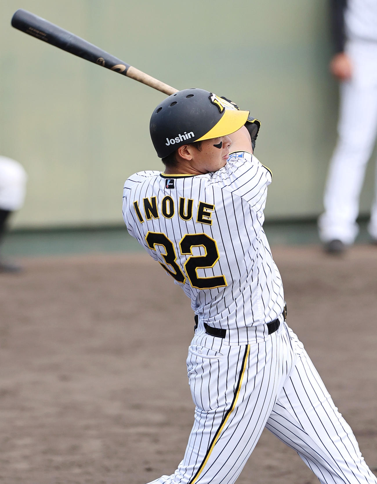ウエスタン・リーグ阪神対オリックス　7回裏阪神1死、井上は左越え本塁打を放つ（撮影・上山淳一）
