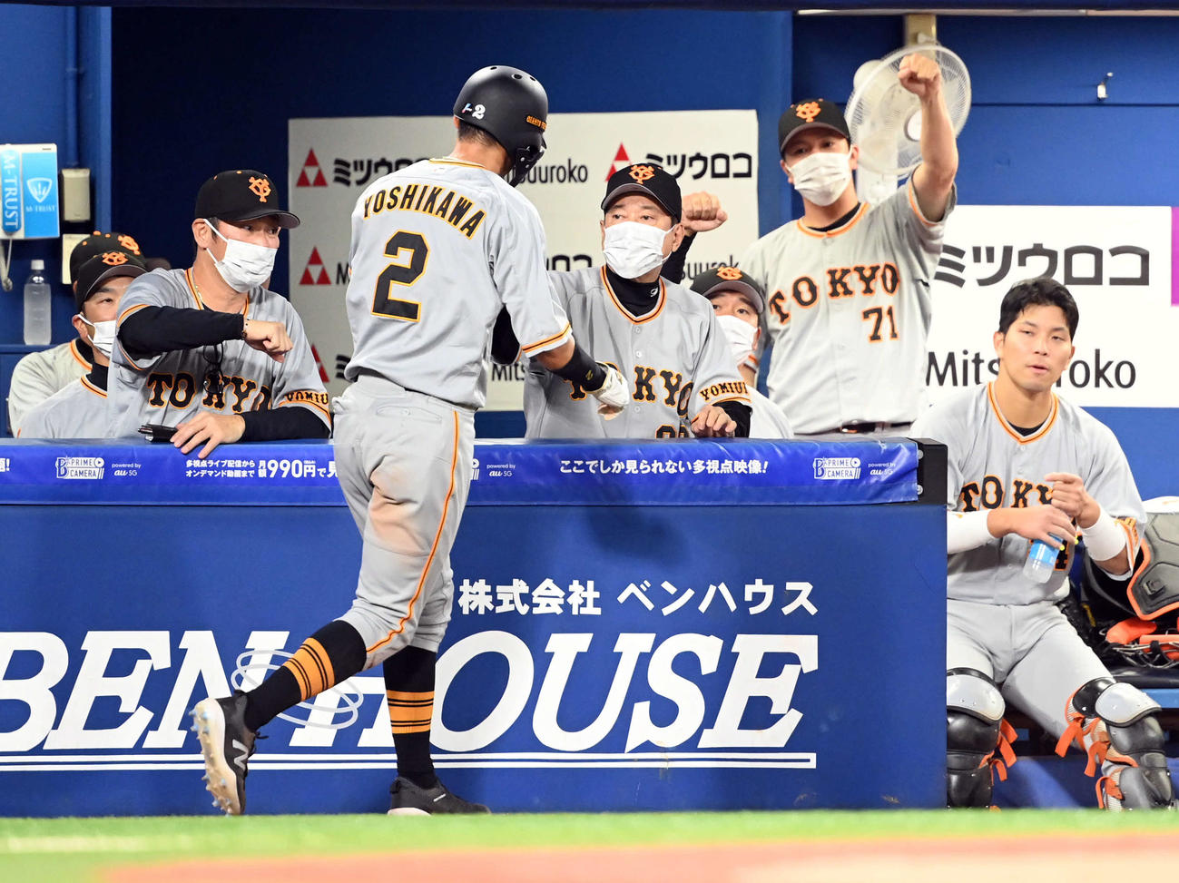 DeNA対巨人　1回表巨人2死三塁、中田の中前打で生還した吉川尚輝を迎える原監督（撮影・たえ見朱実）