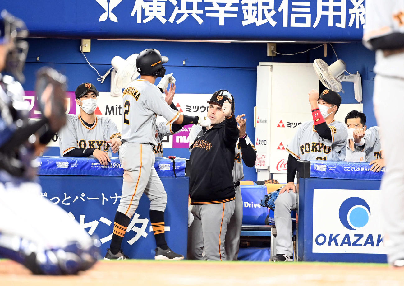 DeNA対巨人　1回表巨人2死三塁、中田の中前打で生還した吉川を迎えるシューメーカー（撮影・たえ見朱実）