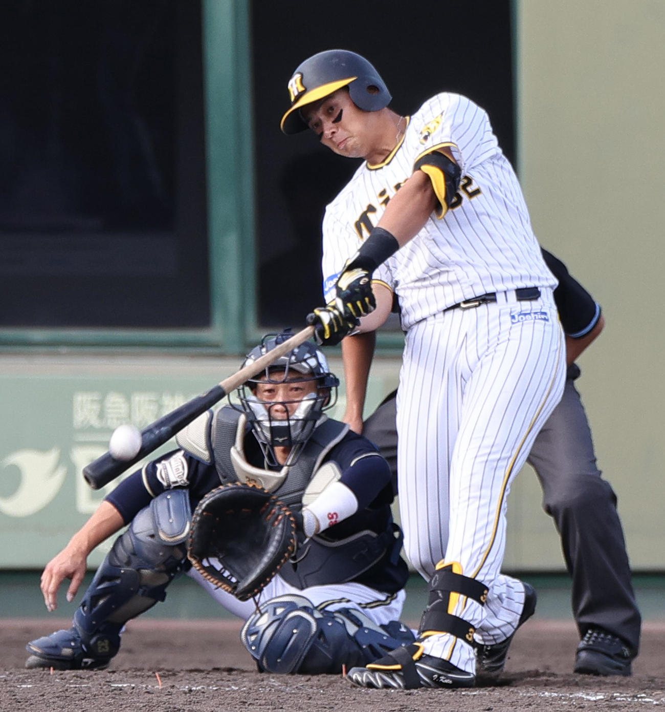 ウエスタン・リーグ阪神対オリックス　8回裏阪神1死二塁、井上は2打席連続となる左越え2点本塁打を放つ（撮影・上山淳一）