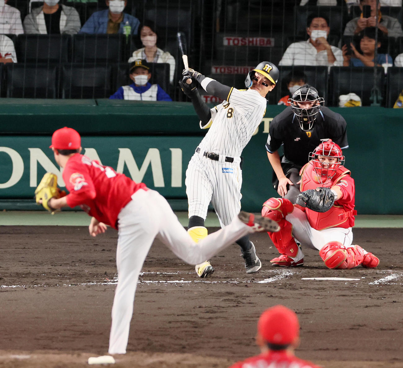 阪神対広島　1回裏阪神2死満塁、佐藤輝は右前先制2点適時打を放つ。投手は森下（撮影・加藤哉）