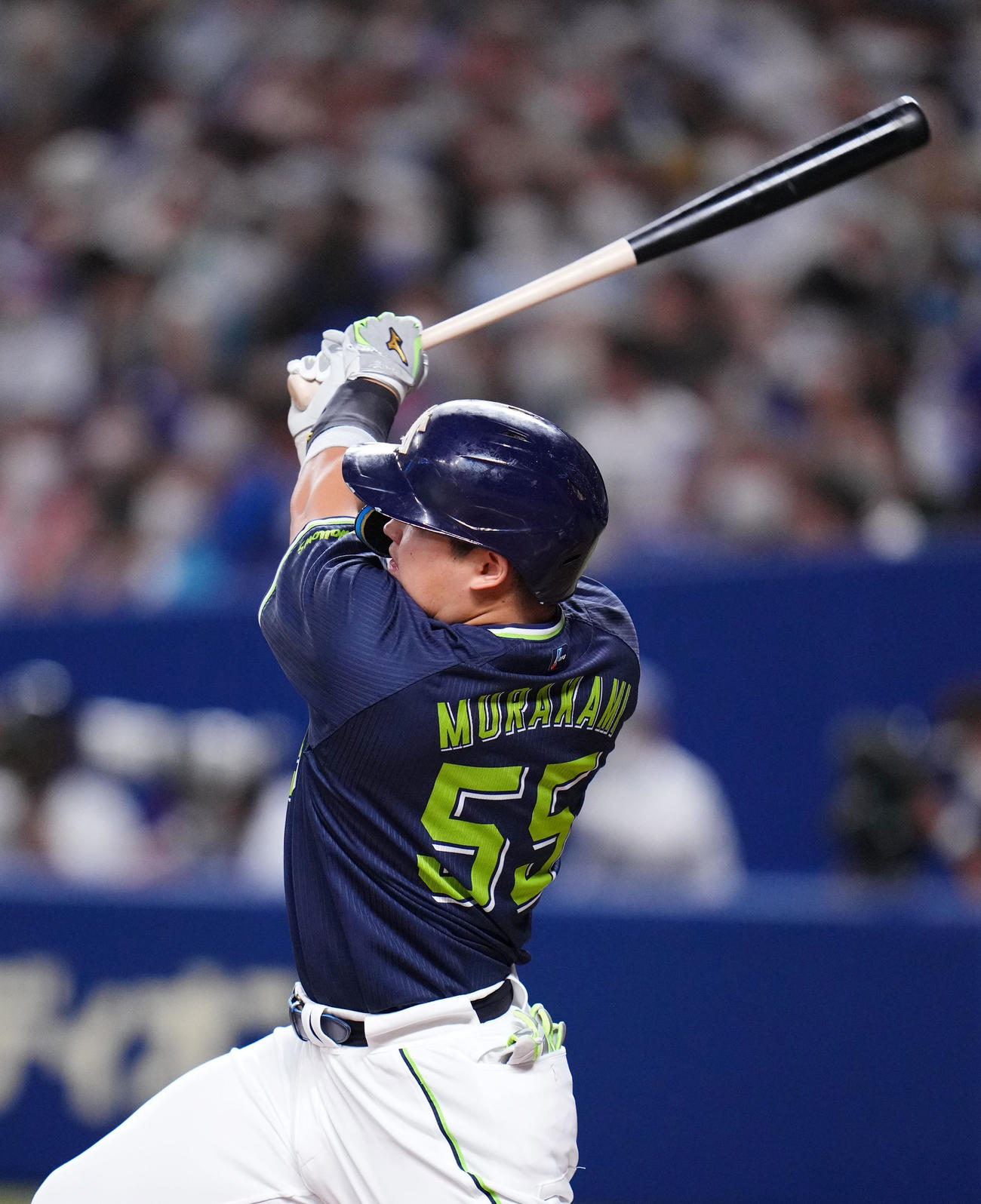 中日対ヤクルト　4回表ヤクルト無死、右前打を放つ村上（撮影・横山健太）