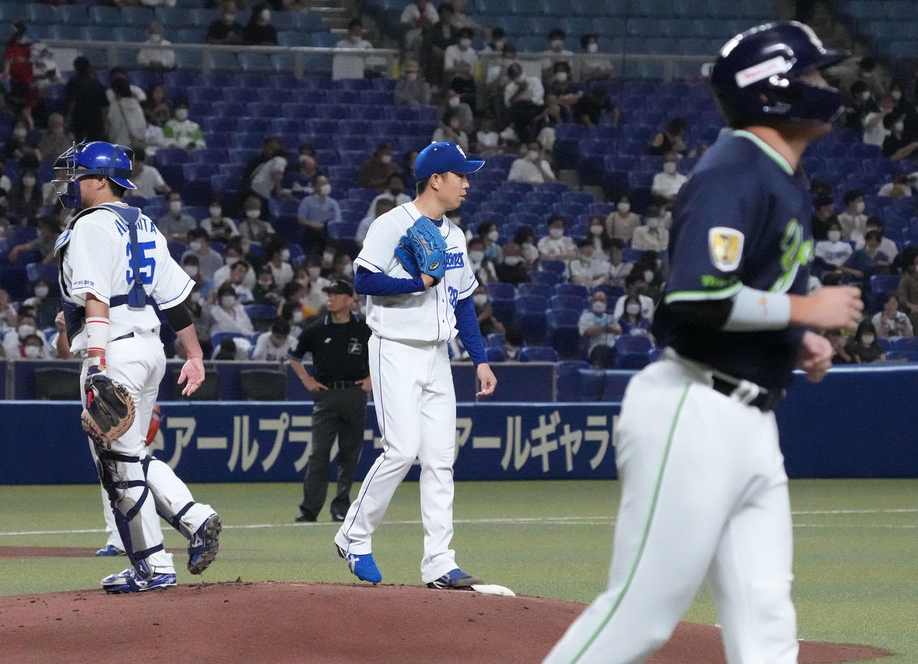 中日対ヤクルト　1回表ヤクルト1死一、三塁、村上に四球を与えた中日先発の松葉（中央）（撮影・森本幸一）