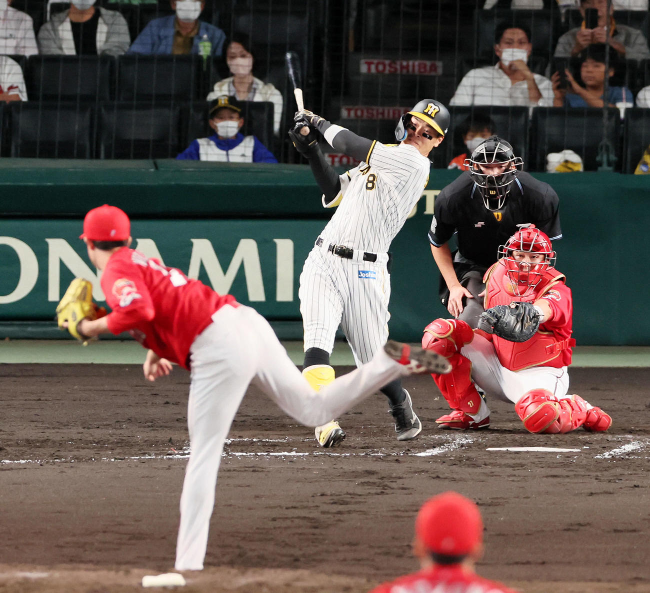 阪神対広島　1回裏阪神2死満塁、佐藤輝は先制の2点右前適時打を放つ。投手森下（撮影・加藤哉）