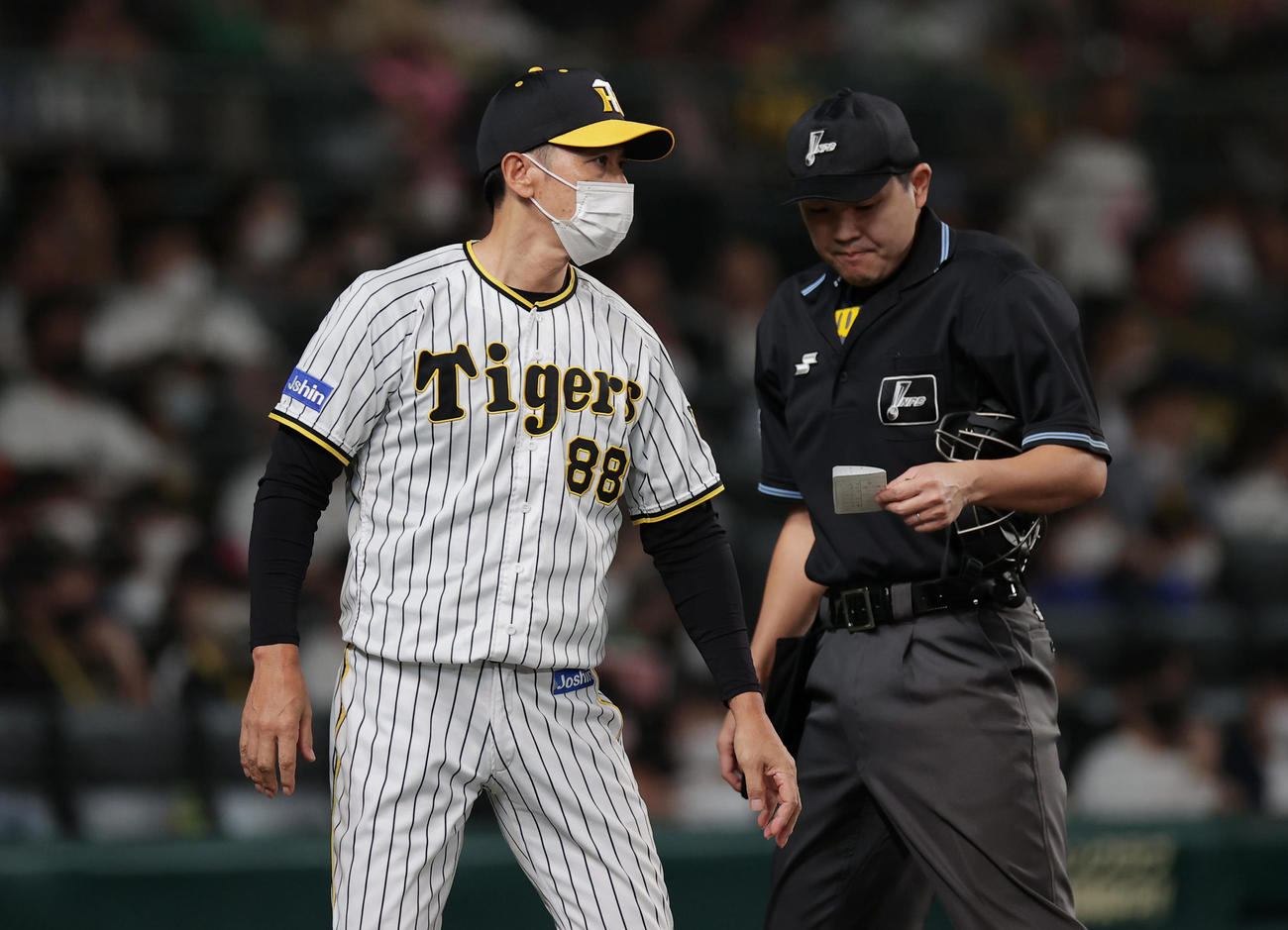 阪神対広島　2回表広島1死一、二塁、投手交代を告げる矢野監督（左）（撮影・前田充）