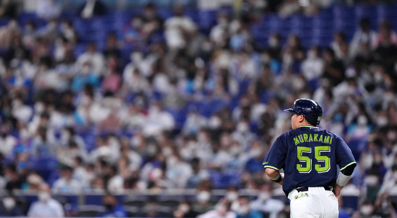 中日対ヤクルト　5回表ヤクルト1死二塁、申告敬遠で一塁へ向かう村上（撮影・横山健太）