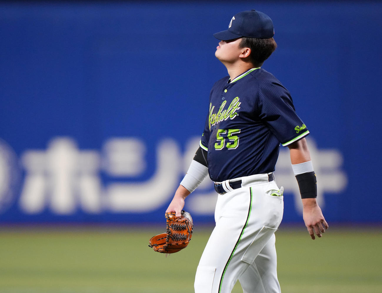 中日対ヤクルト　4回裏中日2死、村上は木下拓の打球を一塁へ暴投し悔しげな表情を浮かべるナ（撮影・横山健太）