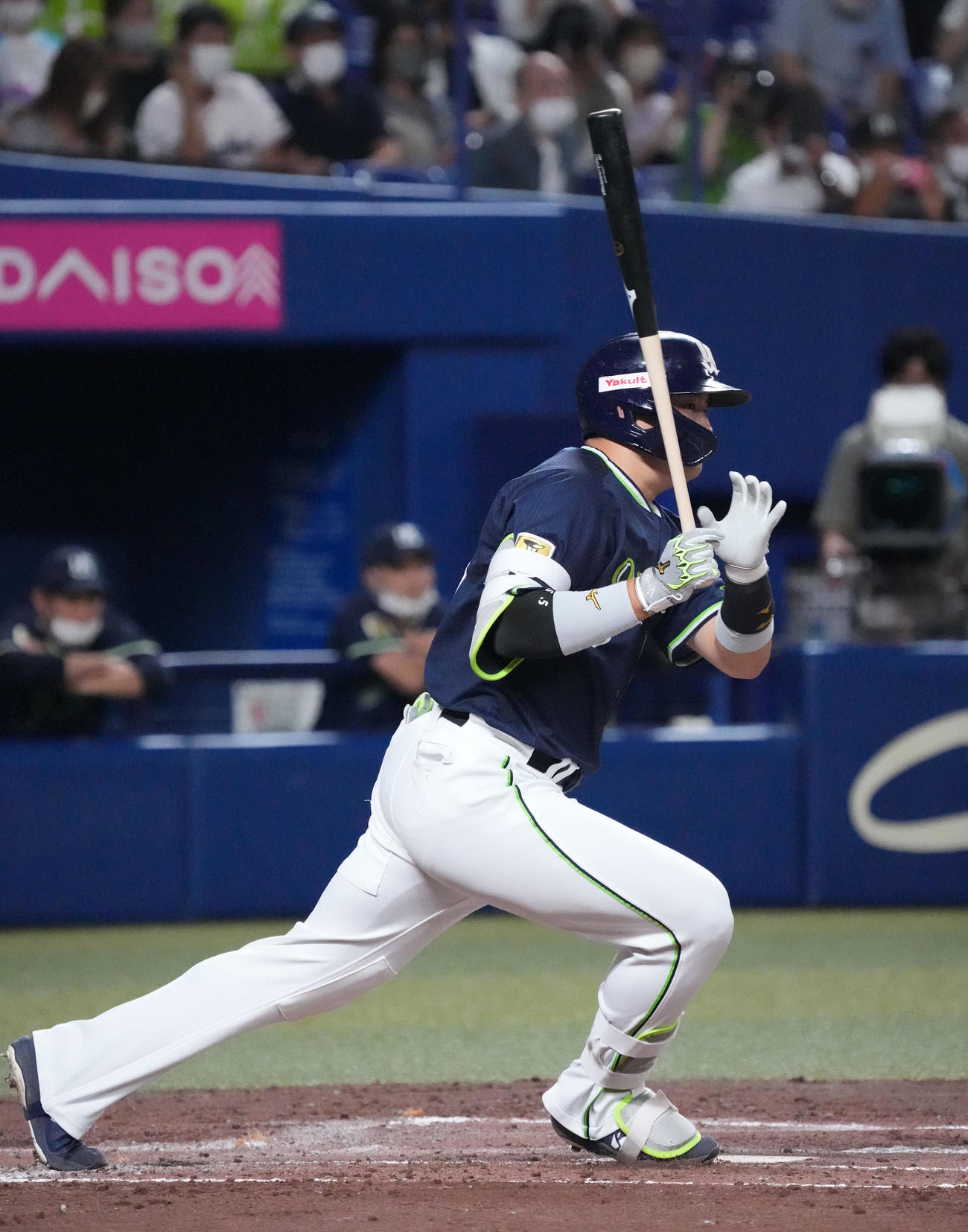 中日対ヤクルト　4回表ヤクルト無死、右前打を放つ村上（撮影・森本幸一）