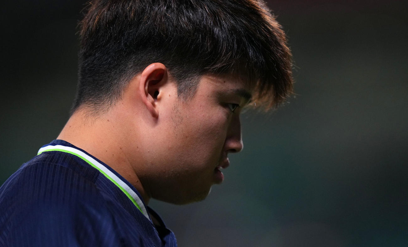 中日対ヤクルト　アップをするヤクルト村上（撮影・横山健太）