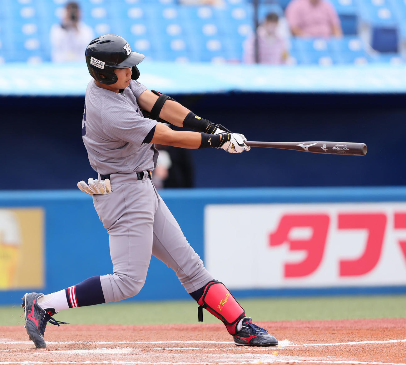 慶大対東大　1回表慶大1死一塁、広瀬は左越え2点本塁打を放つ（撮影・足立雅史）