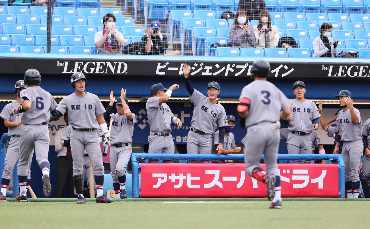 慶大対東大　1回表慶大1死一塁、広瀬（背番号3）は左越え2点本塁打を放ちナインに迎えられる（撮影・足立雅史）